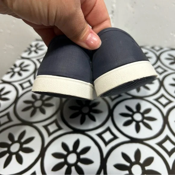 Old Navy Toddler Boys Blue Slip-On Water Shoes 11 - Picture 4 of 6